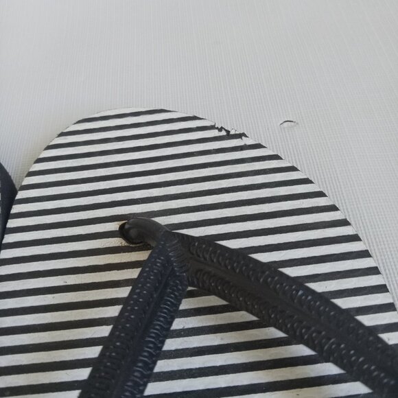 GAP Black and White Striped Flips Flops Women's Size 9-10 Free with Purchase - Picture 4 of 7